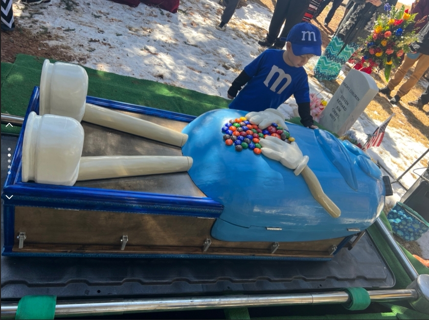 阿嬤生前超愛M&M’S巧克力 本人設計創意棺材曝