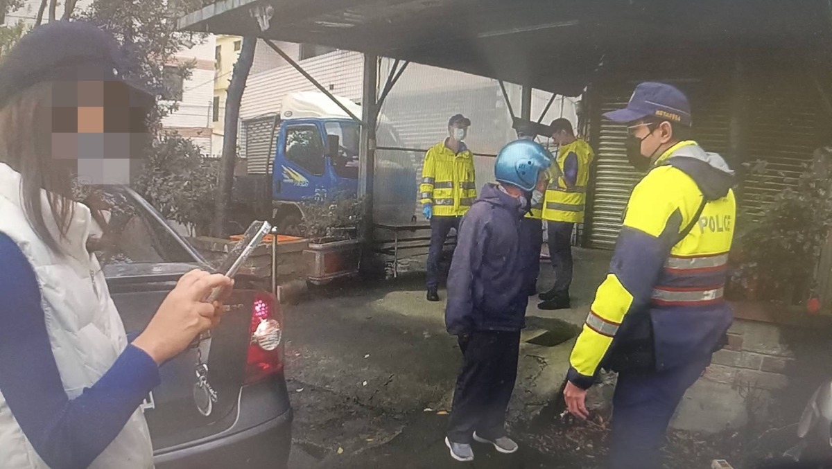 老翁外出突身體不適 執意騎車返家八德暖警極力勸阻 S 10608653