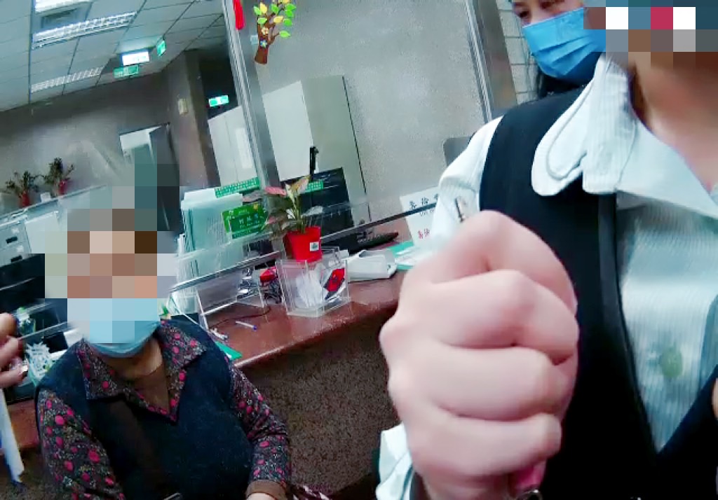 跨境送禮先付9萬?婦人遇詐騙險匯款警即時勸阻 S 10682375