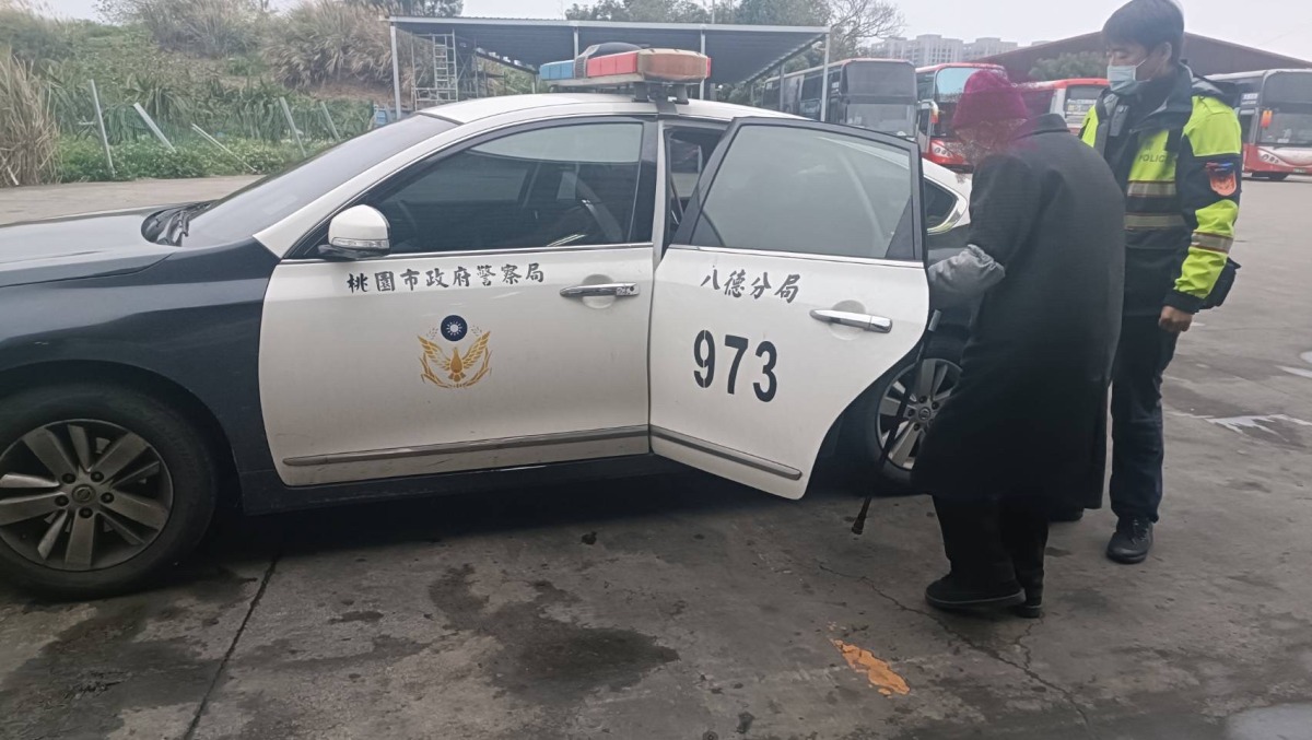 老翁迷途誤闖桃客停車場 八德暖警助平安返家 S 10854474