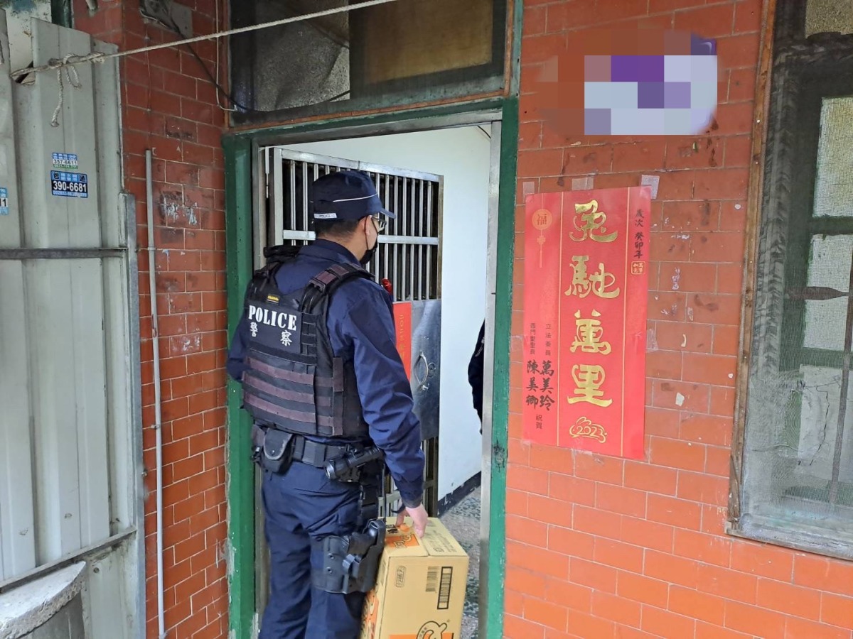 獨居老人多日未進食 八德暖警送物資即時關懷 S 11304971