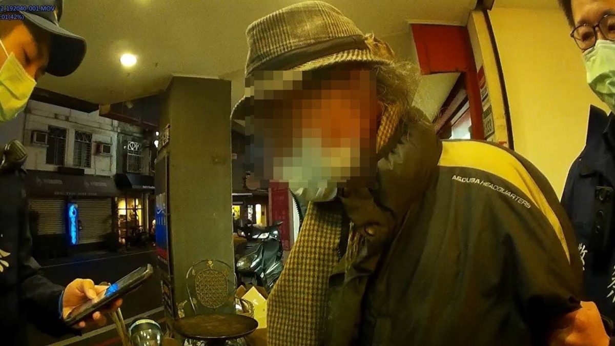 【有片】通緝男躲警察過家門不入 被當街喊出名字乖乖就逮 S 115572751 scaled