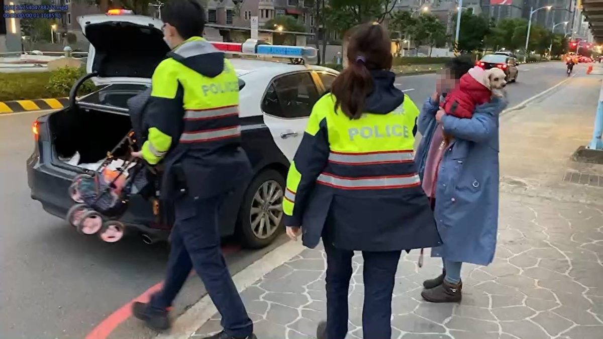 婦人溜狗迷途焦慮站路旁 女警聊狗經卸心防助返家 S 115597361 scaled