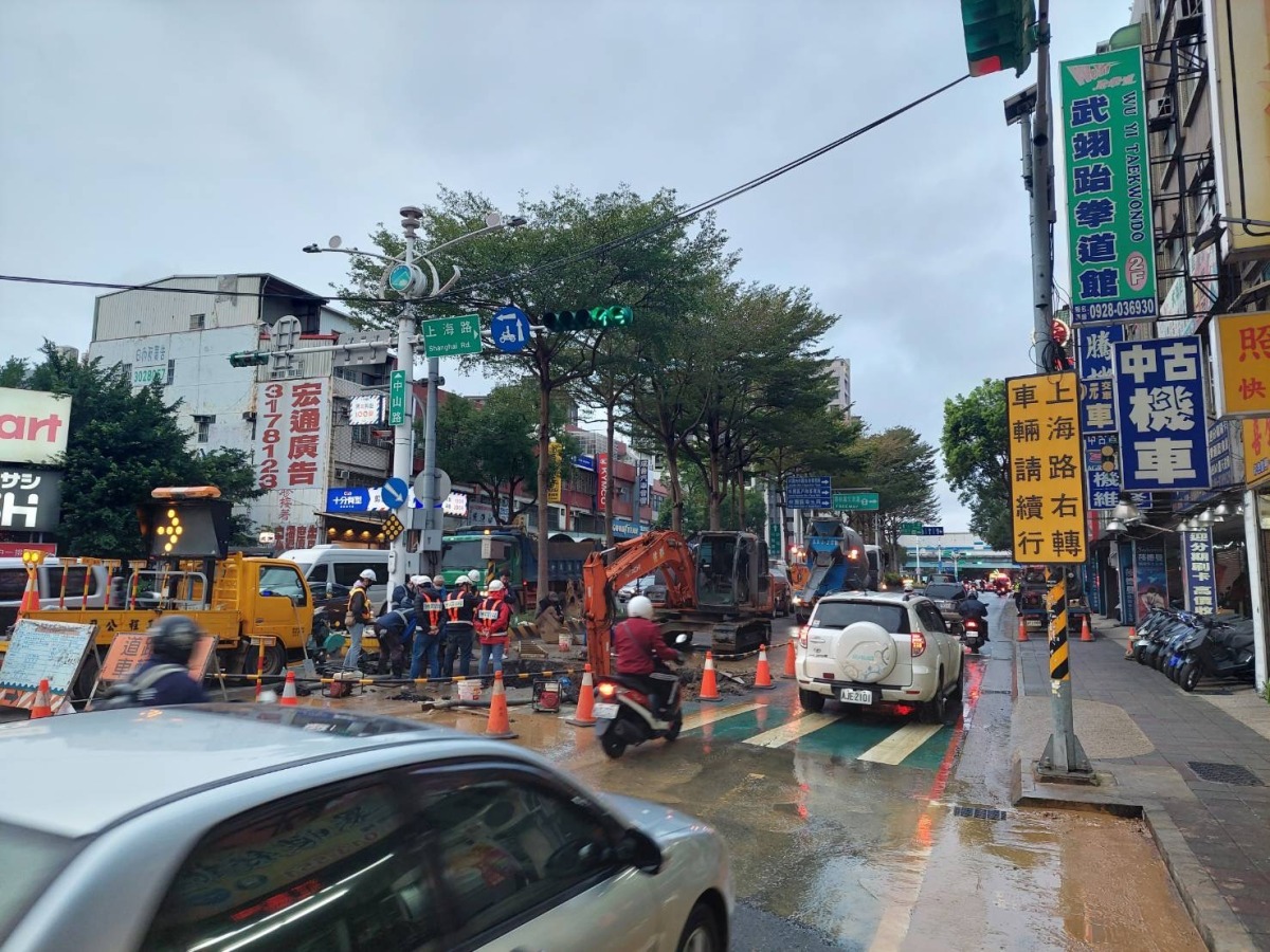 桃園中山路自來水「爆管」搶修 警方籲改走替代道路 S 115605561