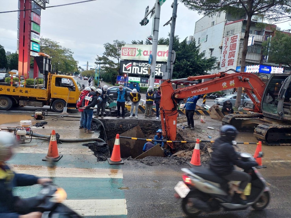 桃園中山路自來水「爆管」搶修 警方籲改走替代道路 S 115605563