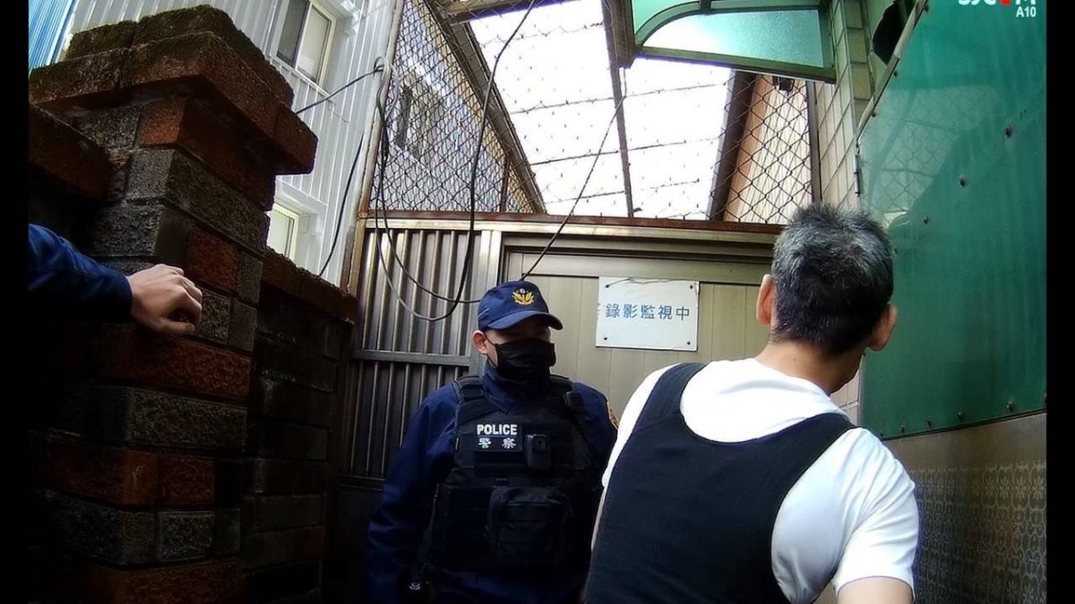 通緝男躲查緝假扮女裝 落跑不成被警逮個正著 S 115761172 scaled