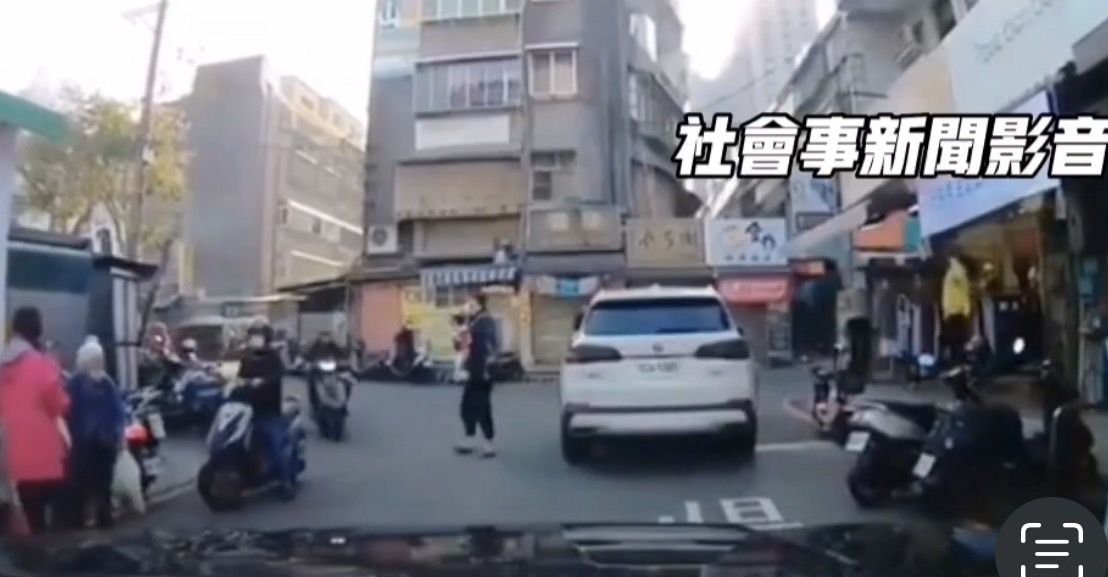 【有片】三寶駕駛違停擋路還嗆聲 警獲檢舉依法告發 S 115933207