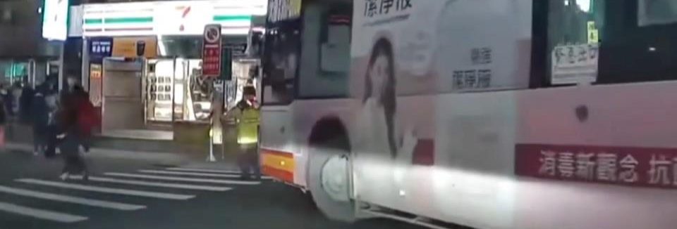 【有片】義交指揮行人過馬路 險遭左轉公車撞 S 133745465456610 e1676604191462