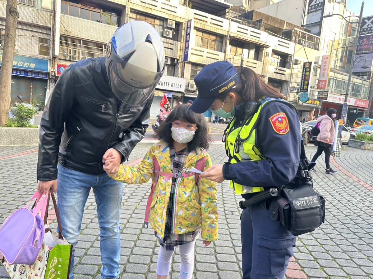 開學首日 壢警提醒學童過馬路不分心 S 13484114