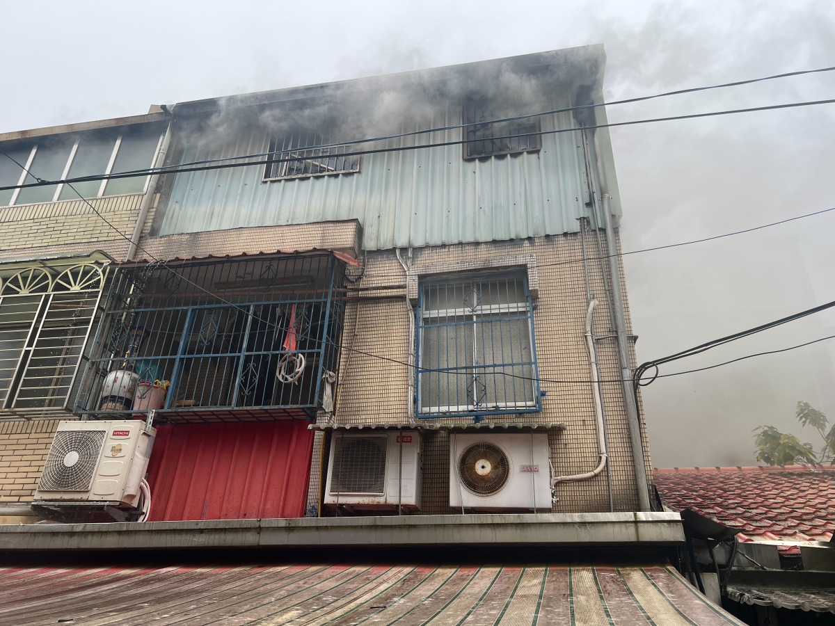 大溪公寓鐵皮加蓋遇祝融 3歲女童命喪火窟 S 160825349
