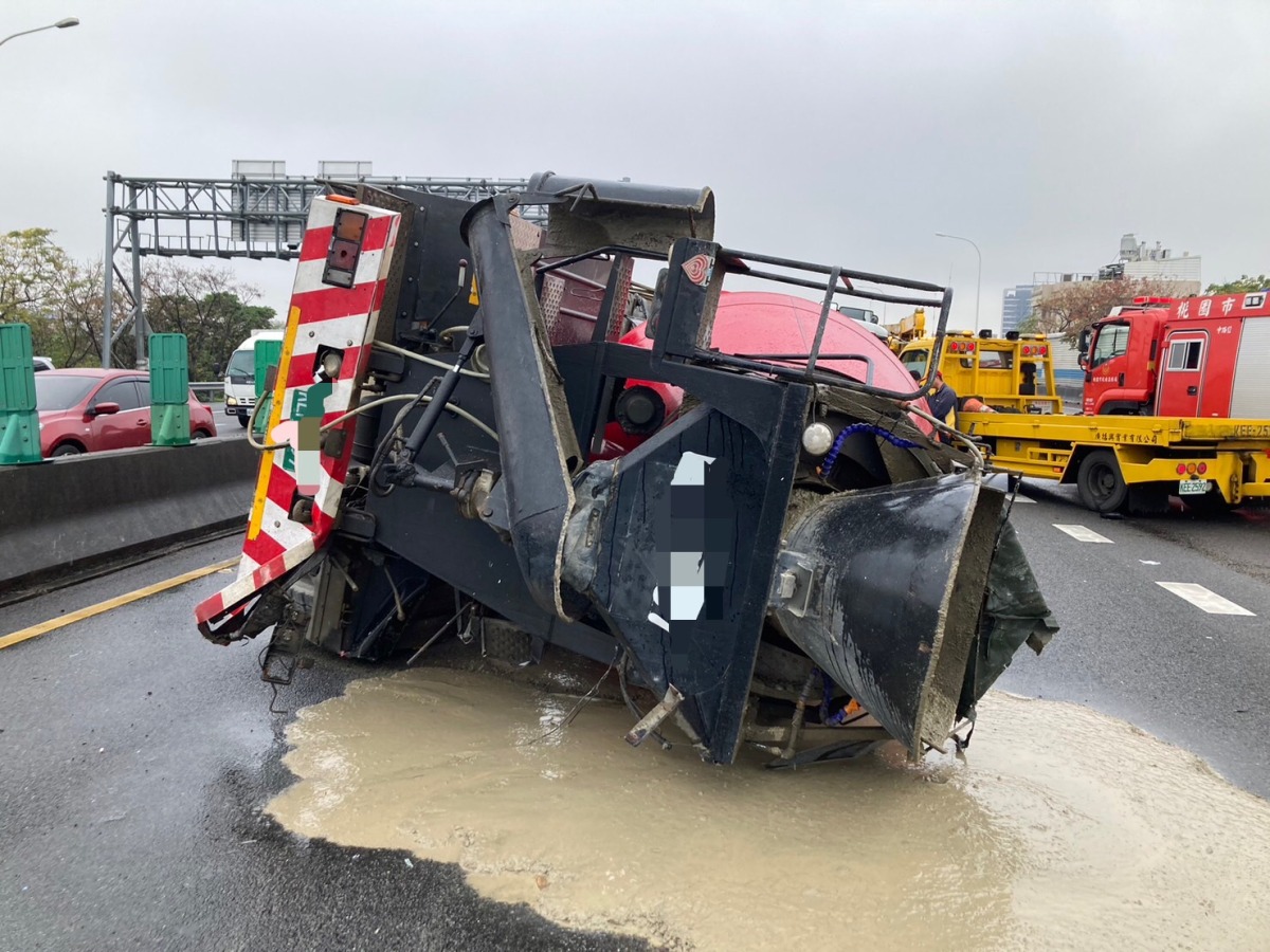 【有片】國道2號6車追撞!水泥車失控翻覆壓垮轎車 驚險畫面曝 S 165322776