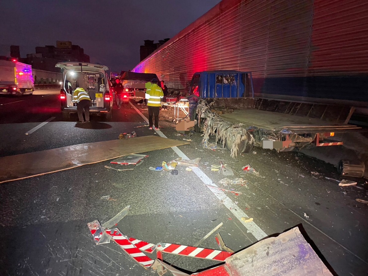 男國2酒駕疑下車撿掉落物 遭大貨車追撞捲車底亡 S 165912587