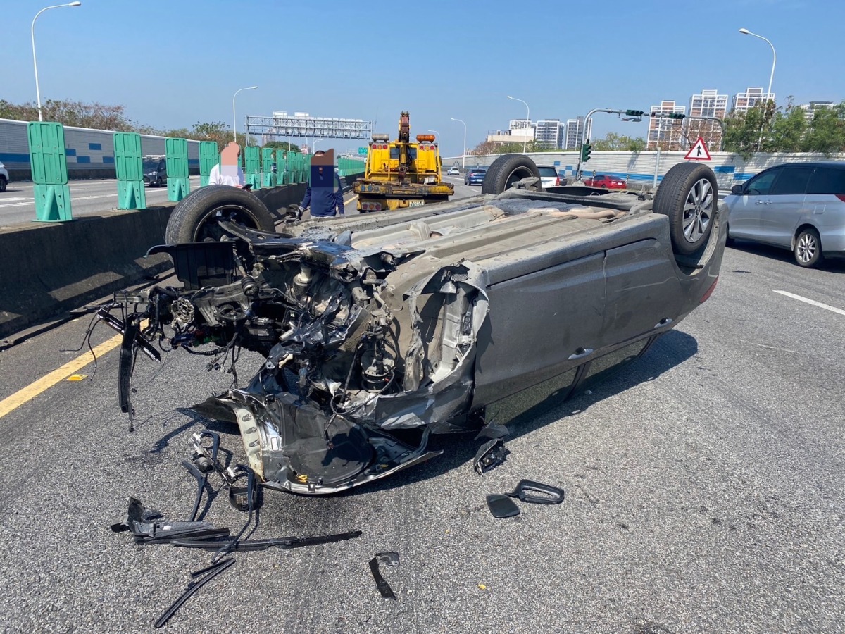國道2號車禍!疑小客車自撞護欄駕駛輕傷送醫 S 168501258