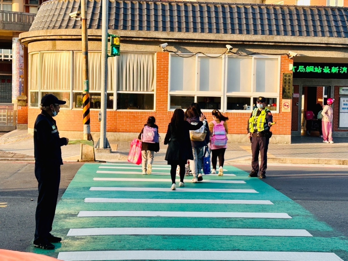 開學日!守護校園交通安全 龍潭警提醒這些事 S 19865859