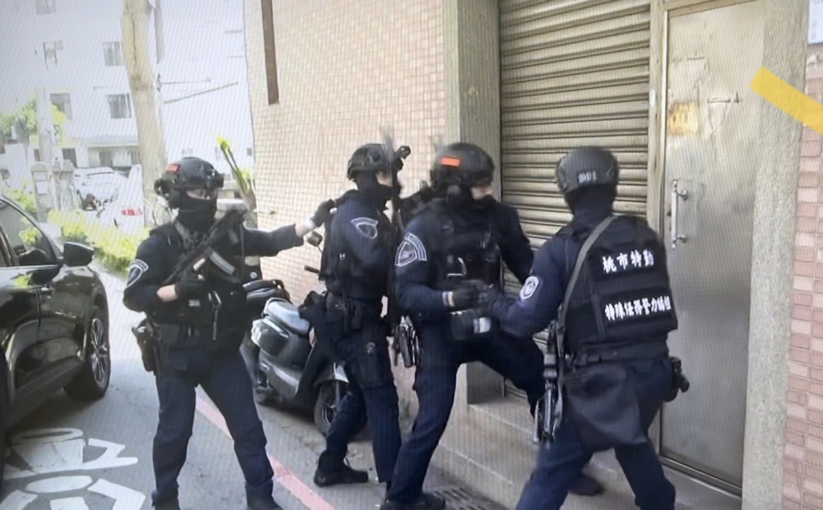 製毒廠藏鐵皮屋 龍潭警全副武裝逮販毒集團 S 19874391