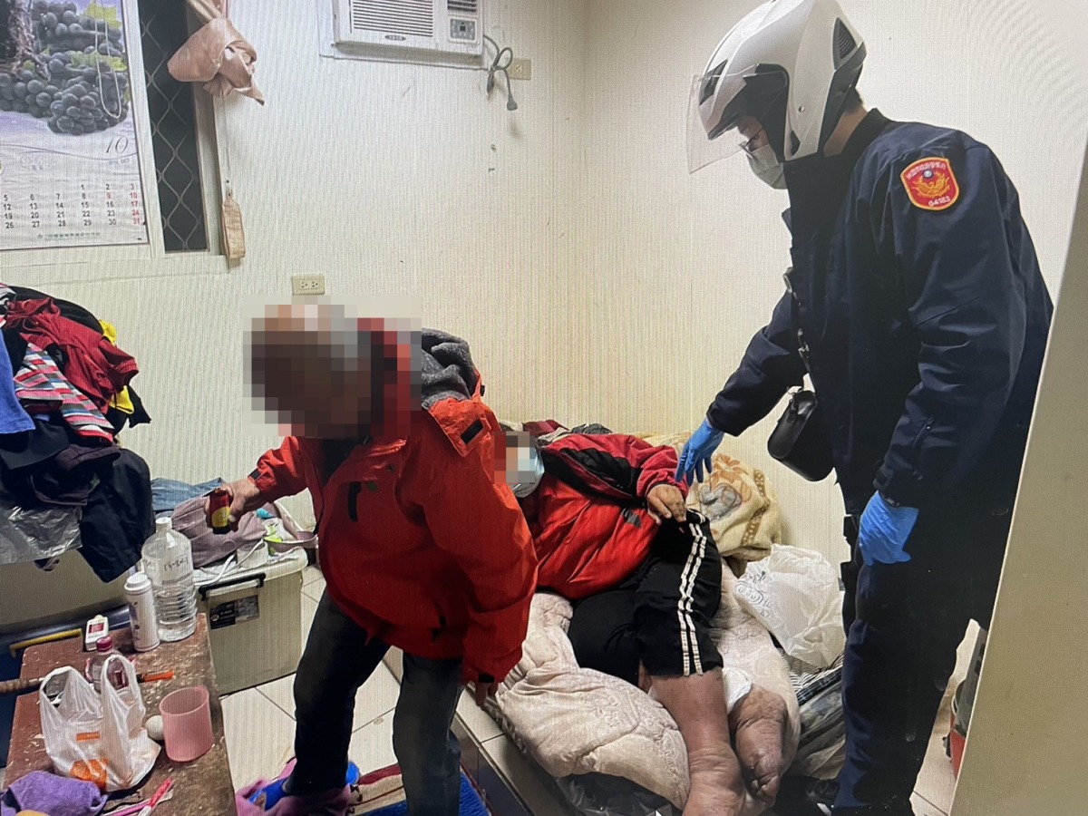 5旬婦腳患無法上樓警消助其返家 警民攜手推動社區警政再出發工作 S 216096773