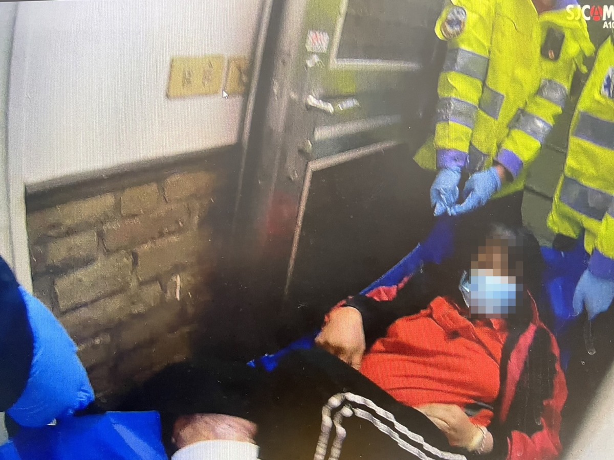 受困樓梯半天!5旬婦腿腫痛無法返家 中壢警消合力抬上樓 S 216096778