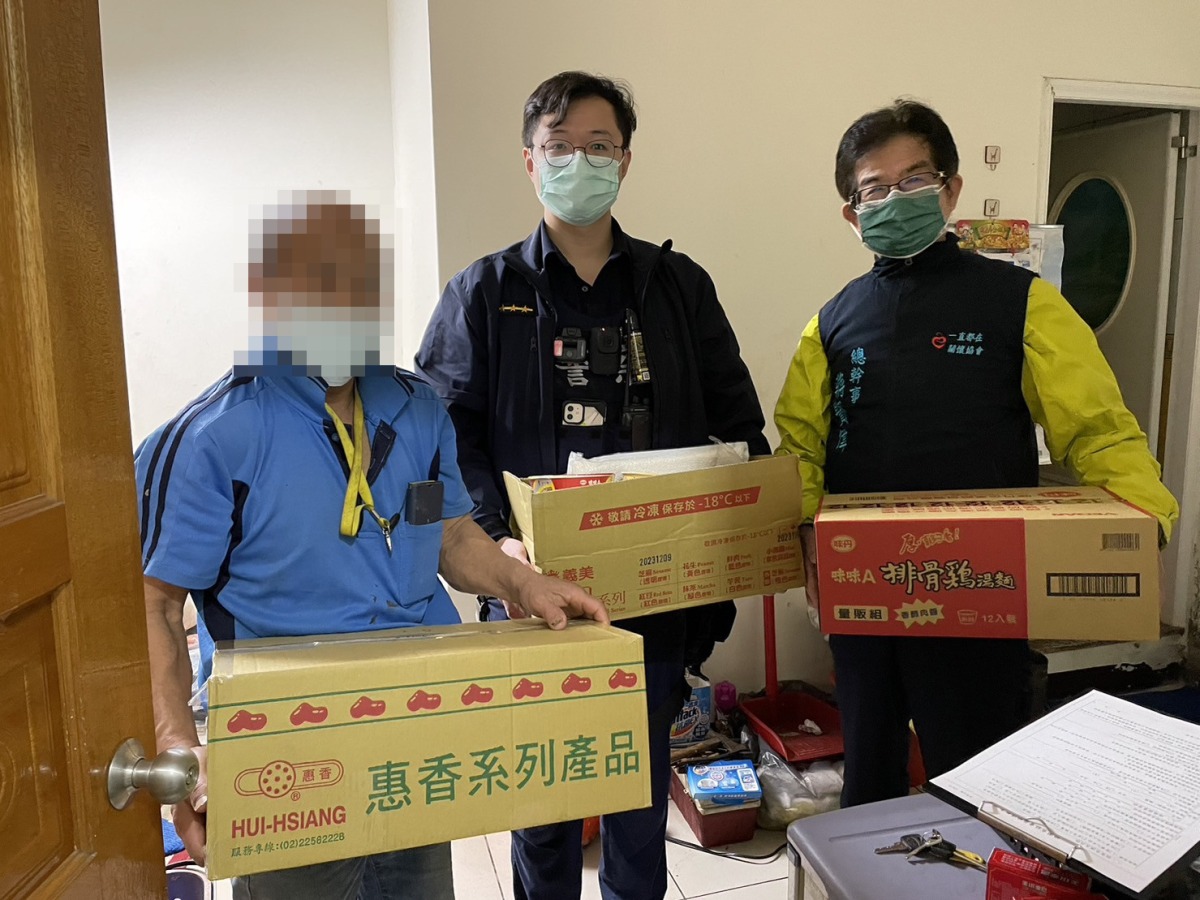 受困樓梯半天!5旬婦腿腫痛無法返家 中壢警消合力抬上樓 S 216219665