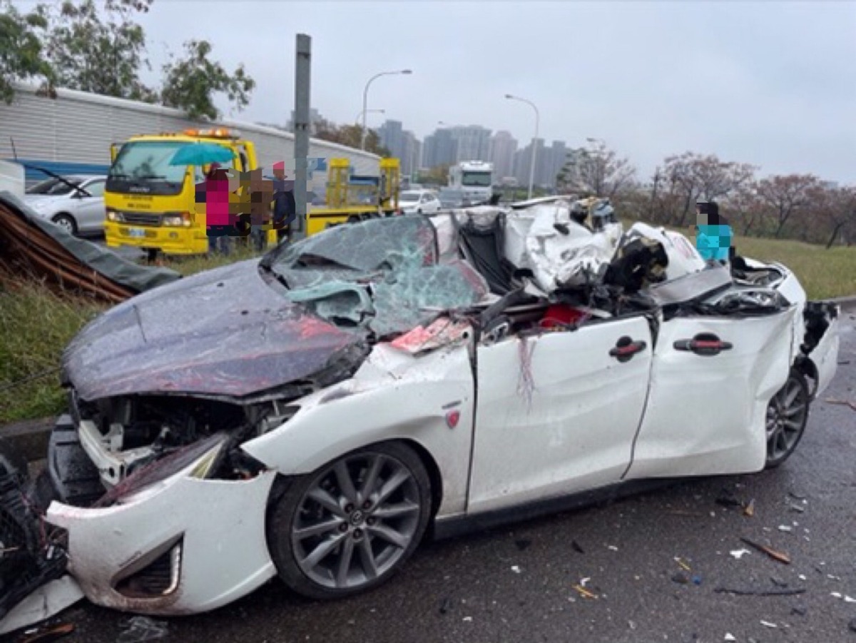 【有片】國道2號6車追撞!水泥車失控翻覆壓垮轎車 驚險畫面曝 S 2723641