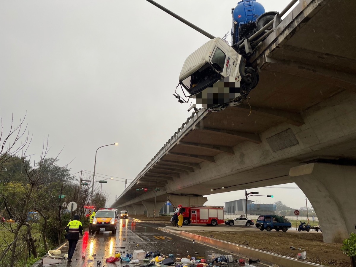 【有片】台61聯結車撞護欄車頭懸空 駕駛噴飛橋下送醫不治 S 2752588