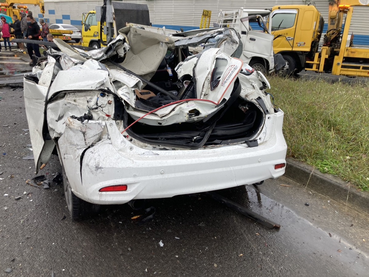 【有片】國道2號6車追撞!水泥車失控翻覆壓垮轎車 驚險畫面曝 S 30507023