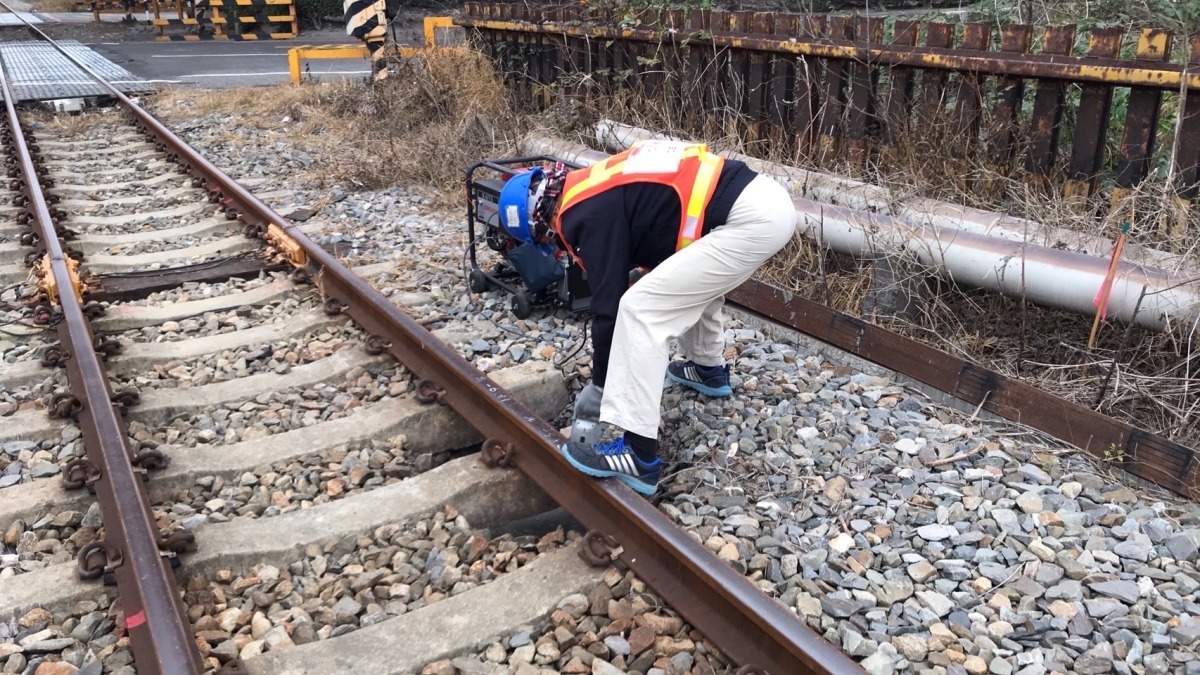 台鐵台中港支線驚傳路基掏空 中油緊急回填 S 389963779