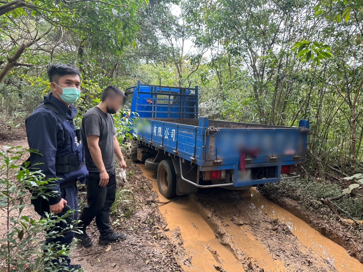 導航報錯？貨車卡泥濘動彈不得　龜山警出妙招解圍