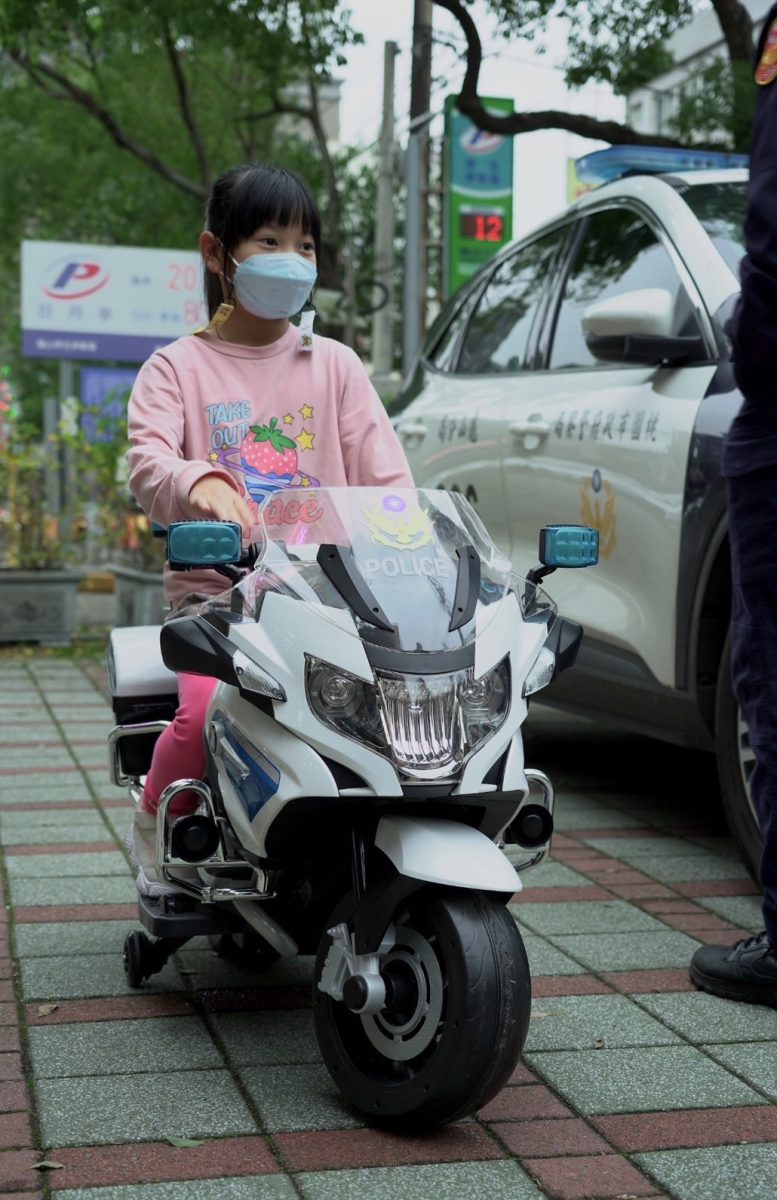 龜山警「小小警察體驗營」登場 犯罪防治、交通安全觀念向下扎根 S 44458169 scaled