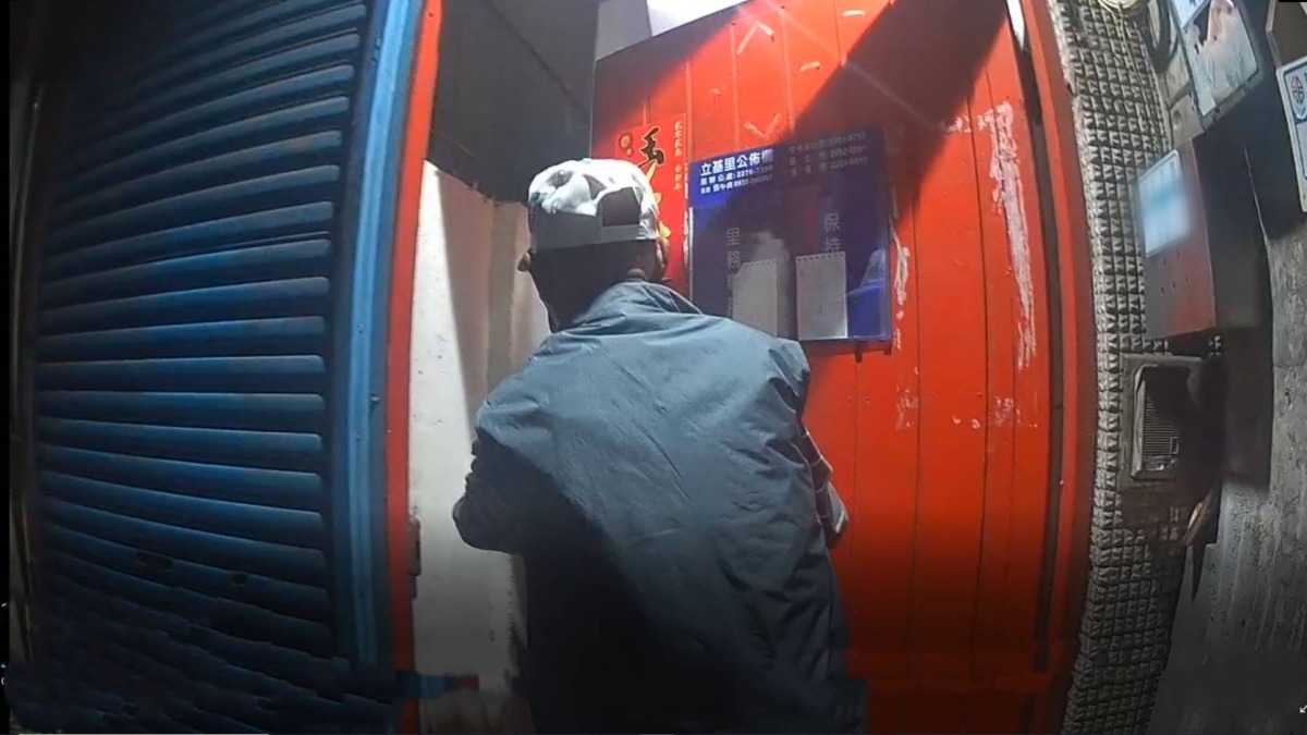 7旬翁深夜獨自徘徊 龜山警助返家團圓 S 45023252