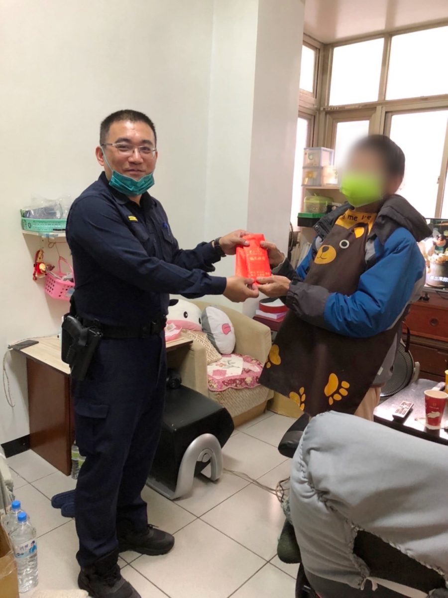 前民防分隊長抗癌10年 龜山暖警贈慰問金 S 46350347 scaled