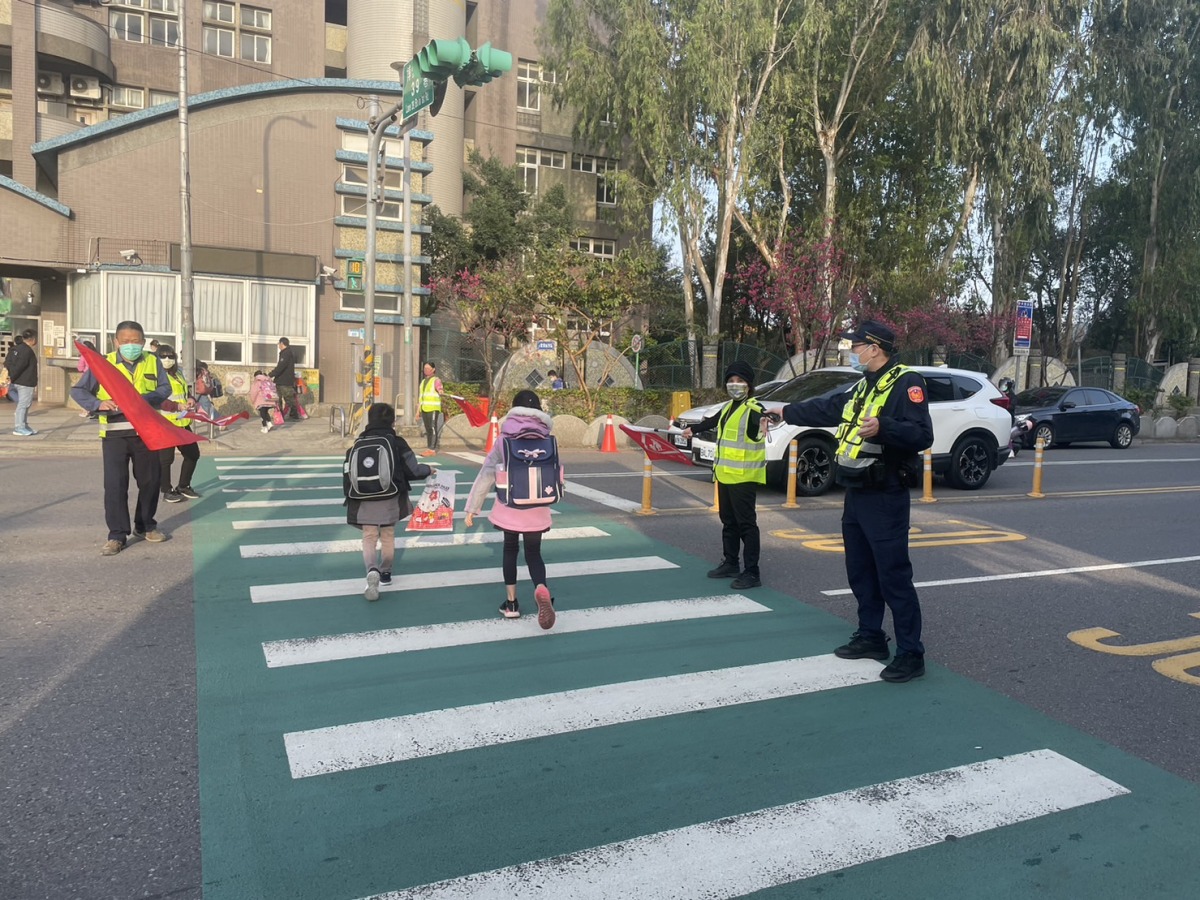 開學了!平警執行「護童專案」 洗刷行人地獄惡名 S 653779021
