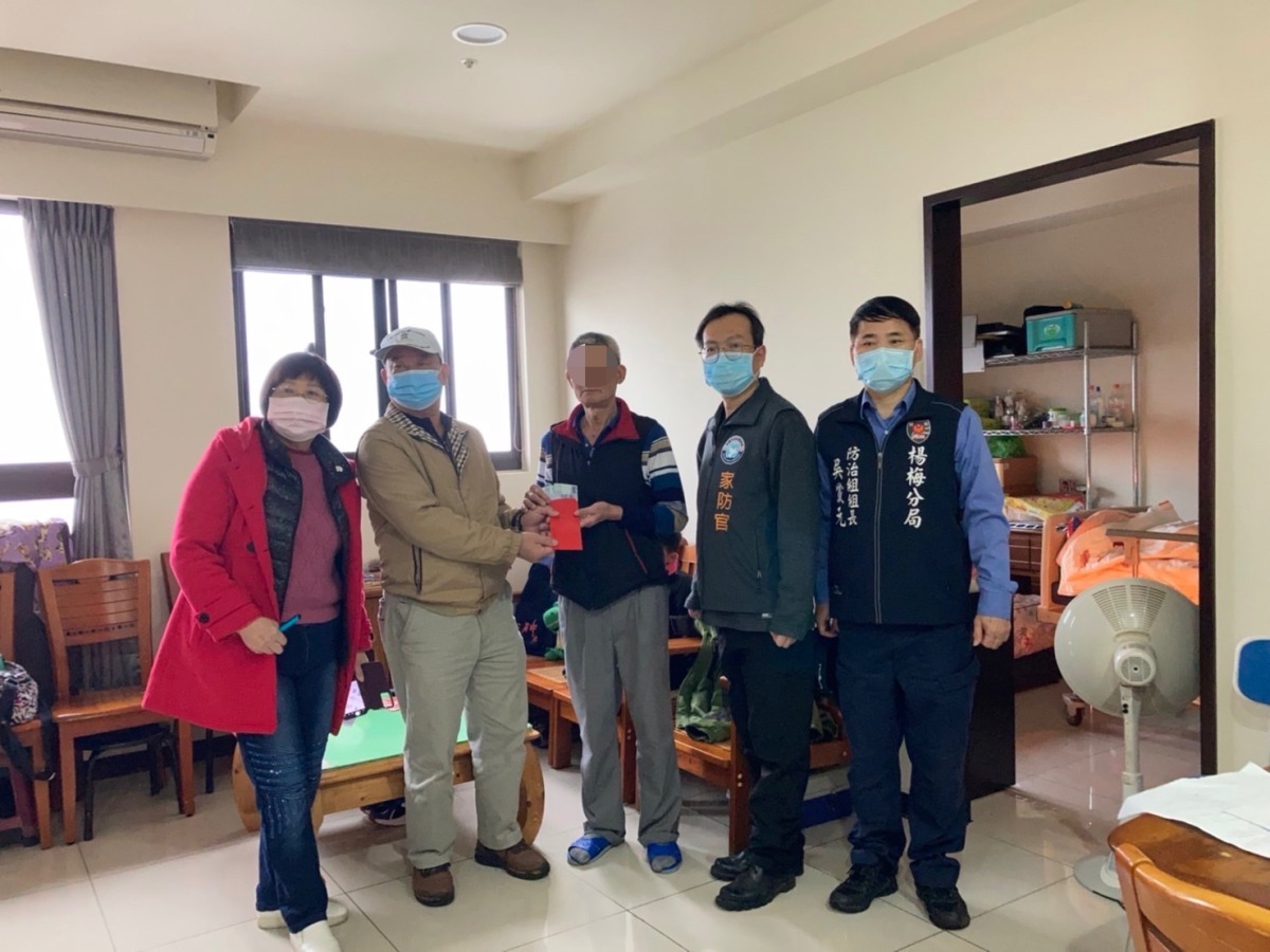 身障兒中風癱瘓 楊梅警為單親媽送暖 S 7610423