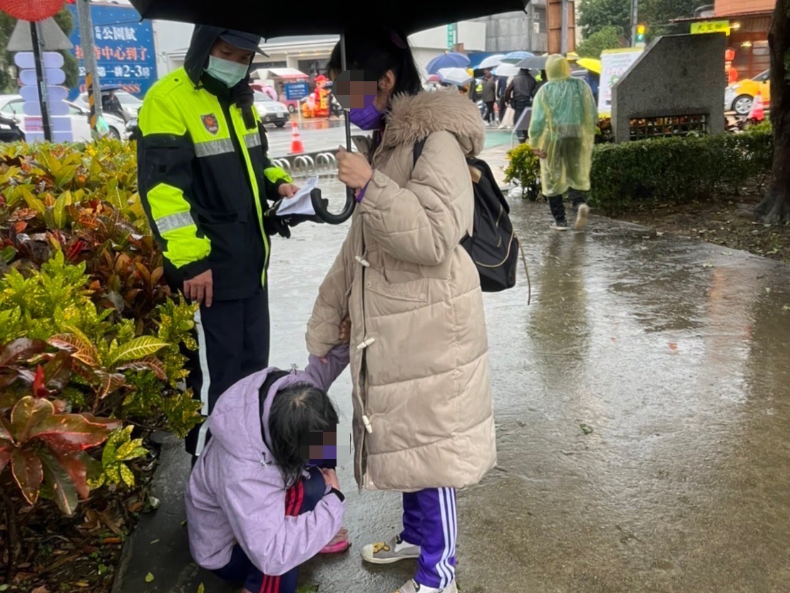 7旬婦逛燈會癱坐在地 楊梅警消即刻伸援 S 7618631