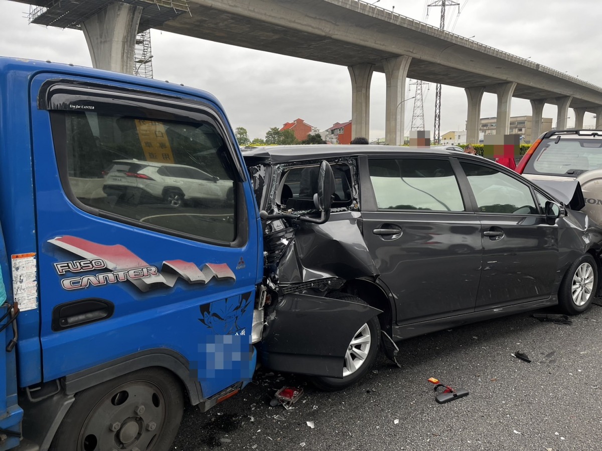 國1南向51.2K桃園段6車追撞 1駕駛受困 S 94945321