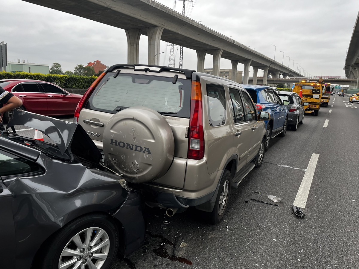 國1南向51.2K桃園段6車追撞 1駕駛受困 S 94945323