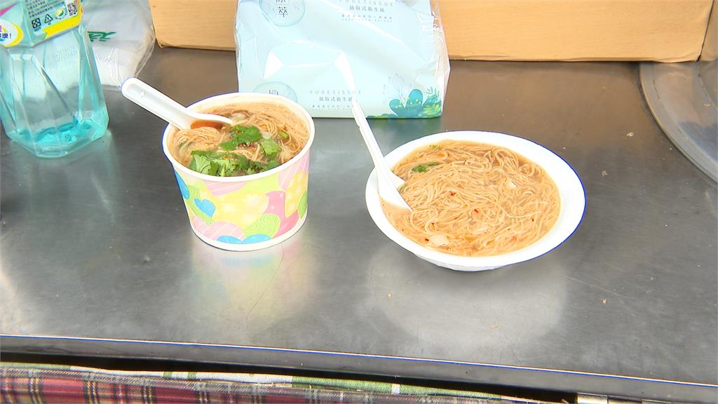 大腸麵線20元 雞油飯、下水湯10元 銅板價美食饕客愛!