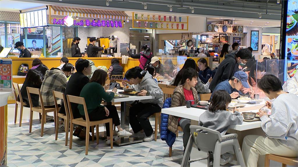 擠爆!連假百貨湧人潮 業者:業績較去年漲2成