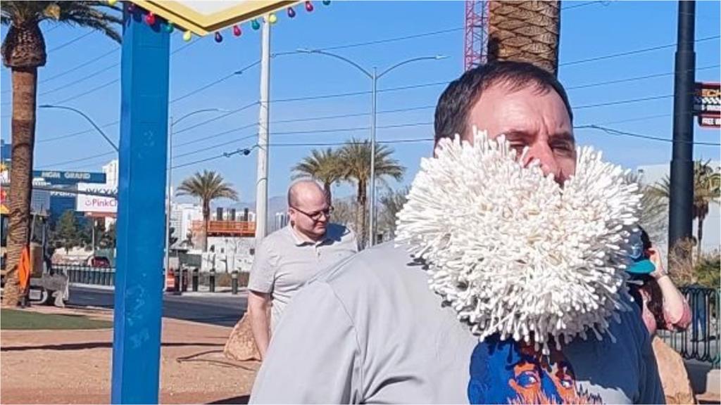 這也可以?男子鬍鬚「插2470根棉花棒」獲金氏認證