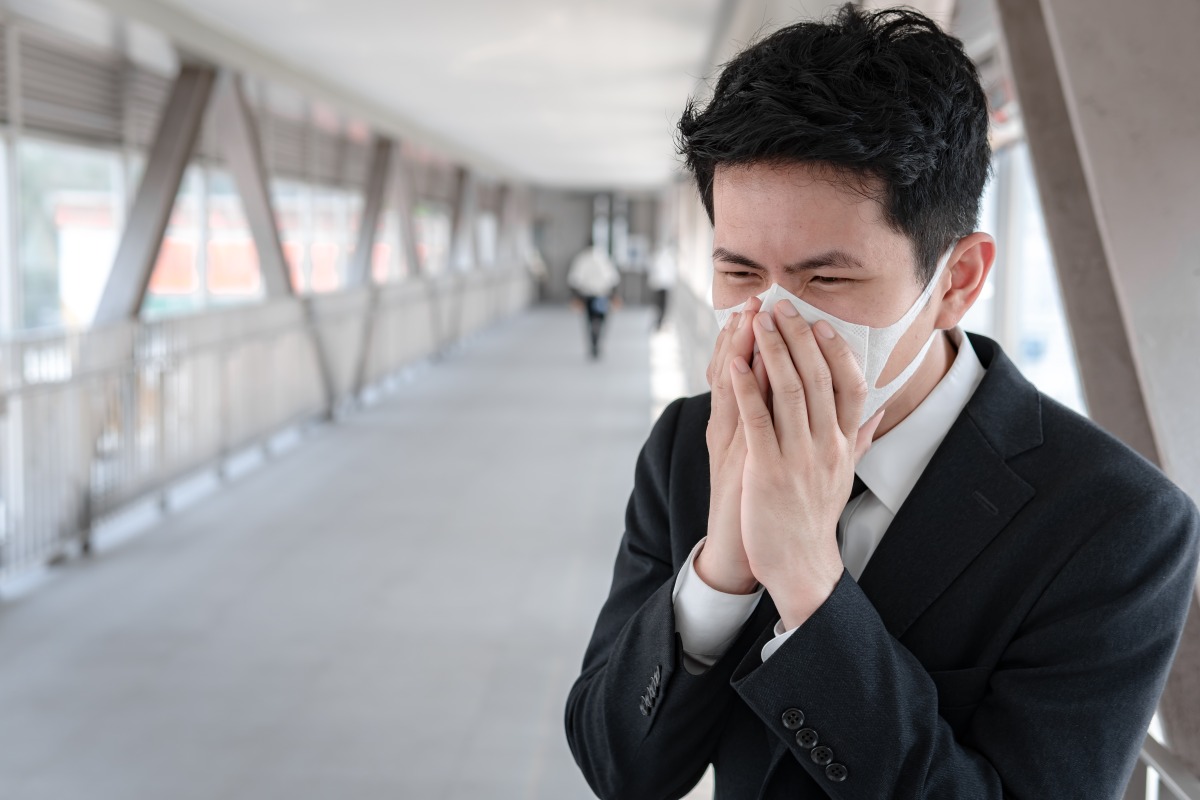 國內增4例流感重症 均未接種疫苗3人有潛在病史 asian man business city thailandhandsome man wearing protection medical mask covid19 coronavirus from infected personcorona protected help protect world people stop virus warning