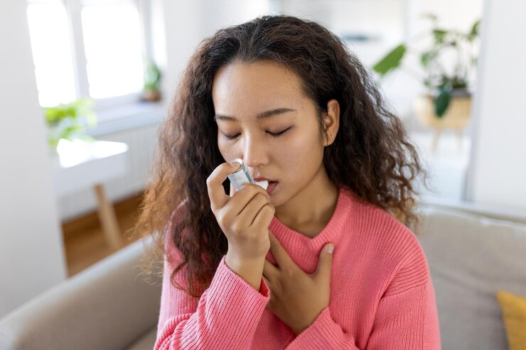 咳不停伴隨胸悶 樂生醫診斷竟是「它」惹的禍 asian woman using inhaler while suffering from asthma home young woman using asthma inhaler closeup young asian woman using asthma inhaler home 1212 9685