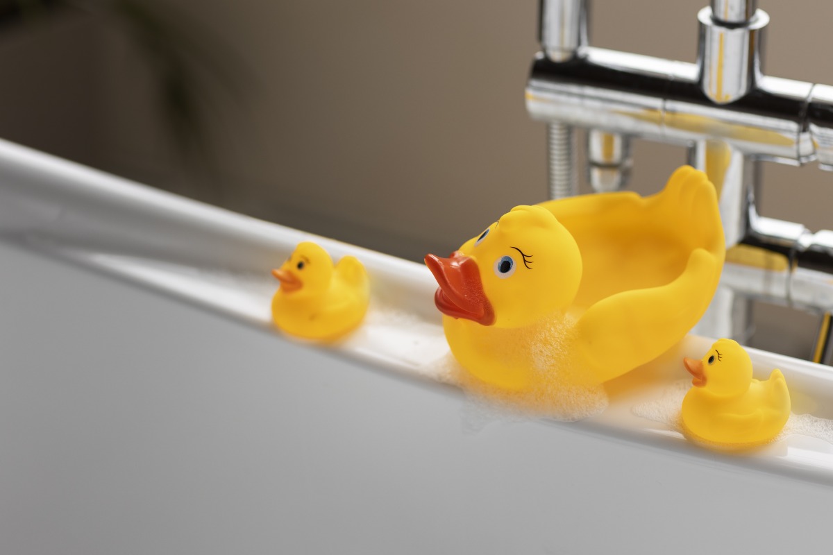 玩具多久洗一次?不同材質清潔方式報你知 cute toys playing bathtub