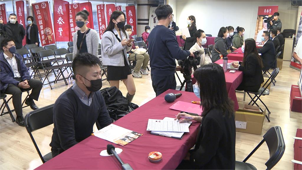 疫情趨緩 餐飲業缺人祭高薪搶才