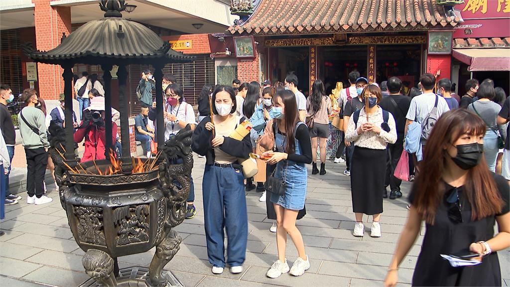 情人節倒數想脫單!霞海城隍廟湧參拜人潮