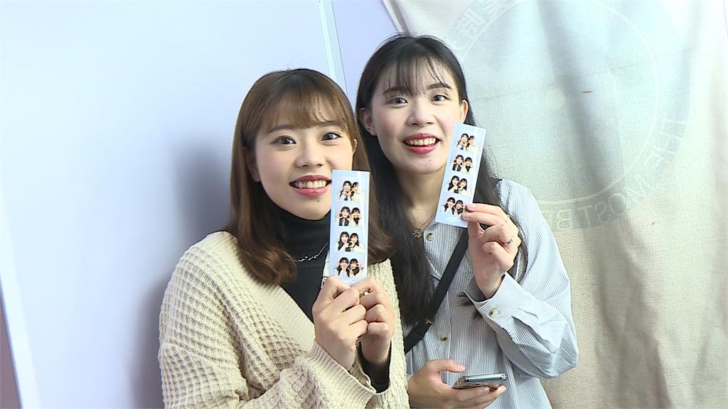 韓國拍貼機風潮吹進台灣!「人生四格照」30秒即出爐