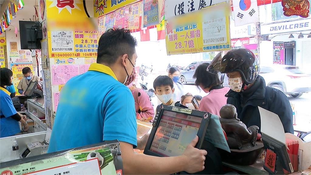 2/27 威力彩頭獎連12摃 民眾挑號碼花招百出