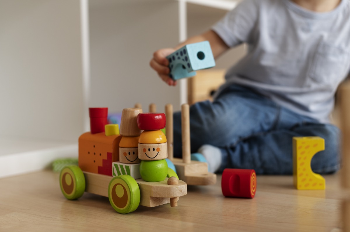 玩具多久洗一次?不同材質清潔方式報你知 front view kid playing with wooden toyds