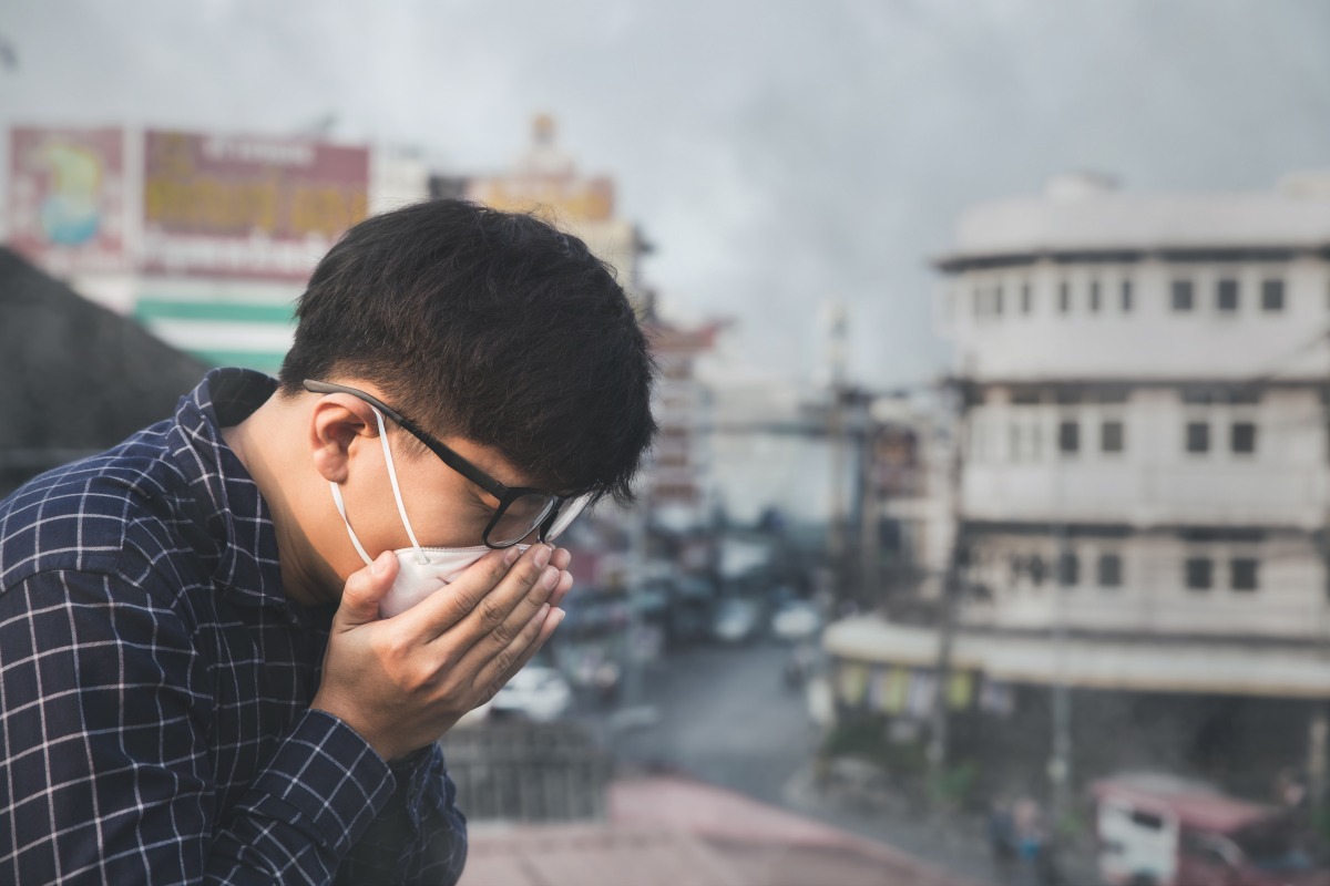 嚴重境外空污入侵 環保署曝全台空氣品質 man wearing face mask because air pollution city