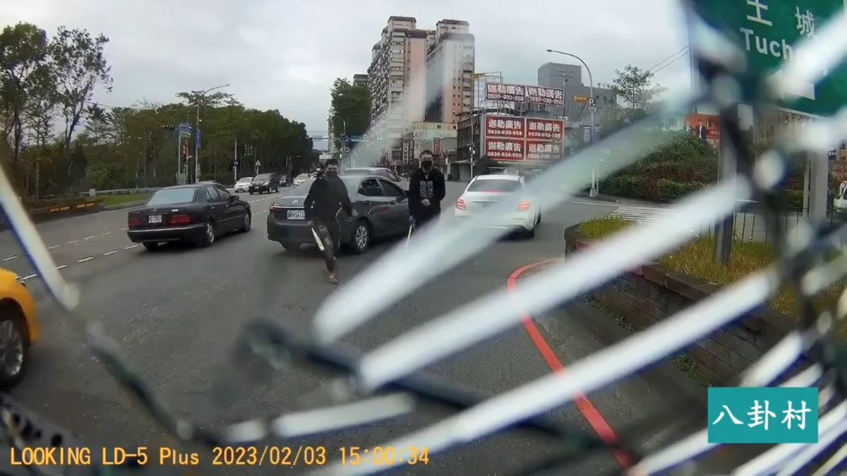 【有片】國道插隊超車互不相讓 3惡煞半路攔車狠砸車窗 messageImage 1675584946505