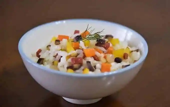 副刊 / 向花草借一點繽紛 美味浪漫上桌 五色蘿蔔拌飯 1