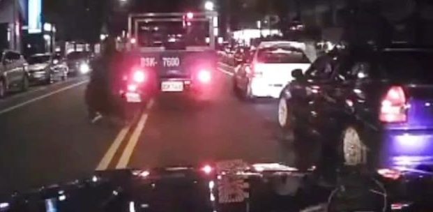 【有片】併排擋路遭按喇叭 男惱羞追車怒飆「X你娘」 併排 e1676013203296